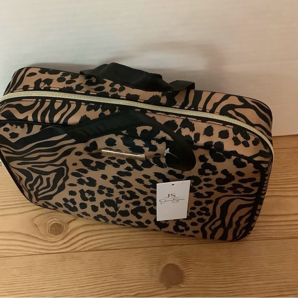 NWT  Weekender Travel Cosmetic Bag